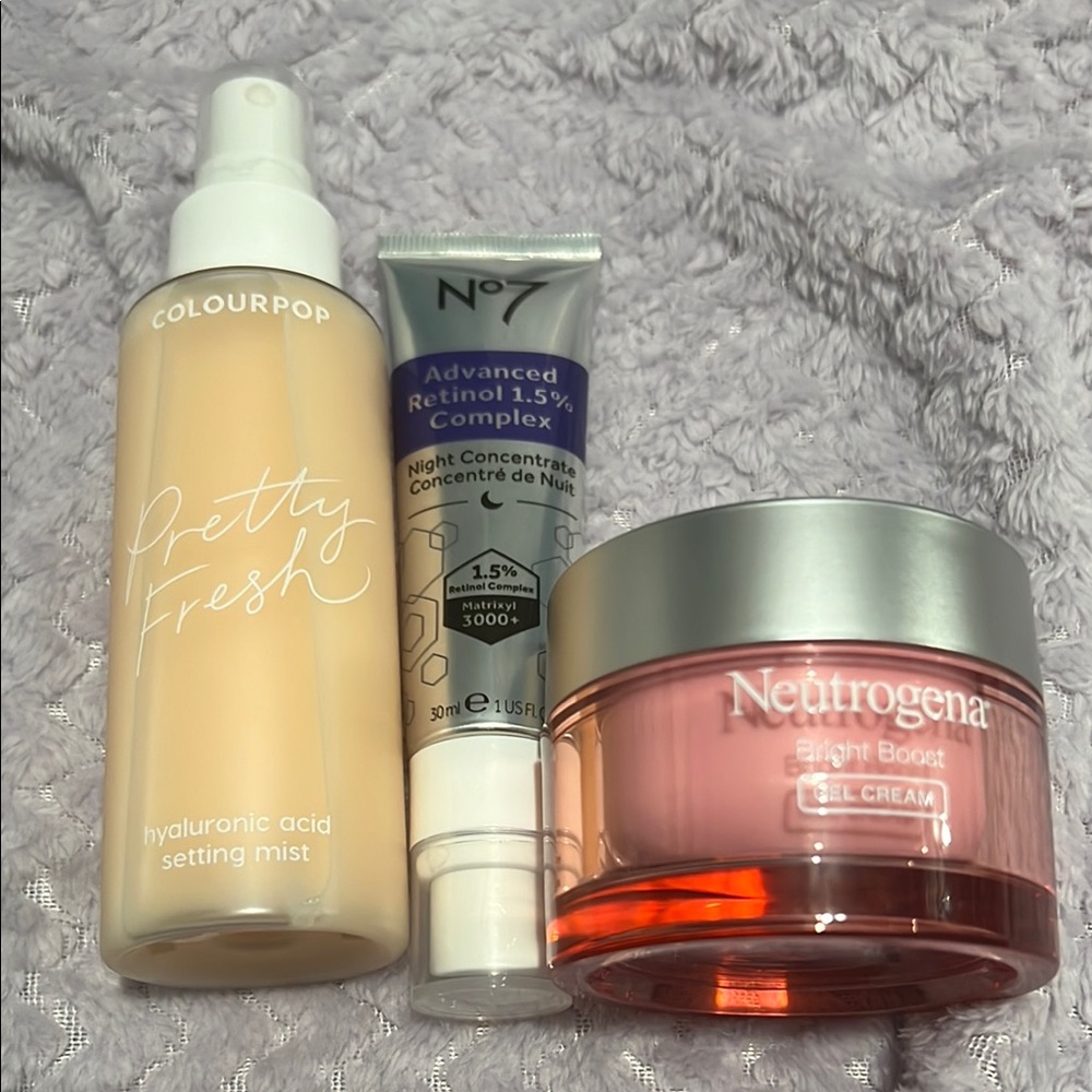 Neutrogena Bright Boost Gel Cream in Pink